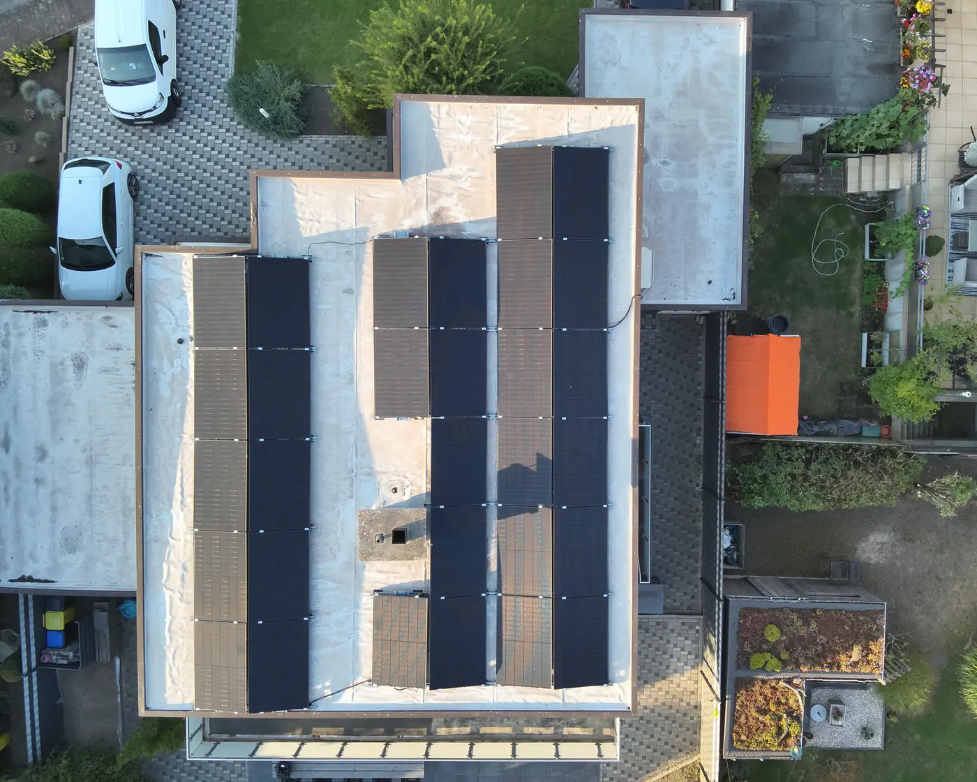 Luftaufnahme einer Photovoltaikanlage auf einem Flachdach, von der Drohne senkrecht von oben fotografiert