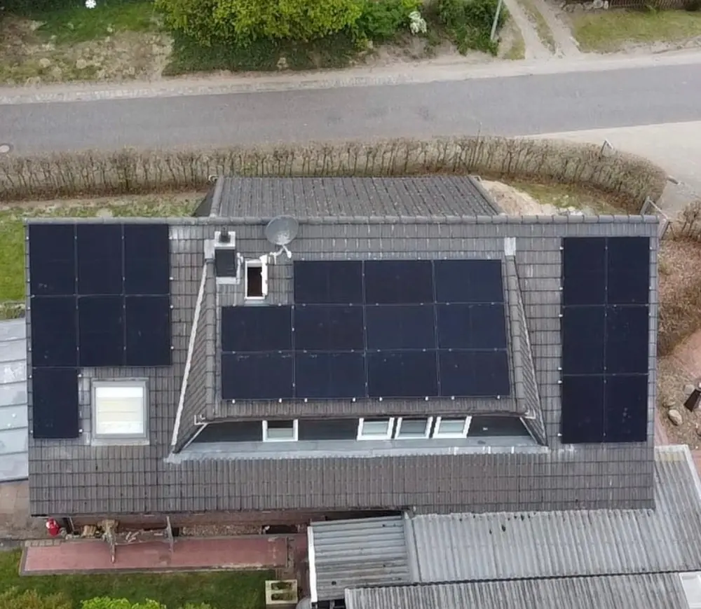 Luftaufnahme einer Photovoltaikanlage auf einem Satteldach
